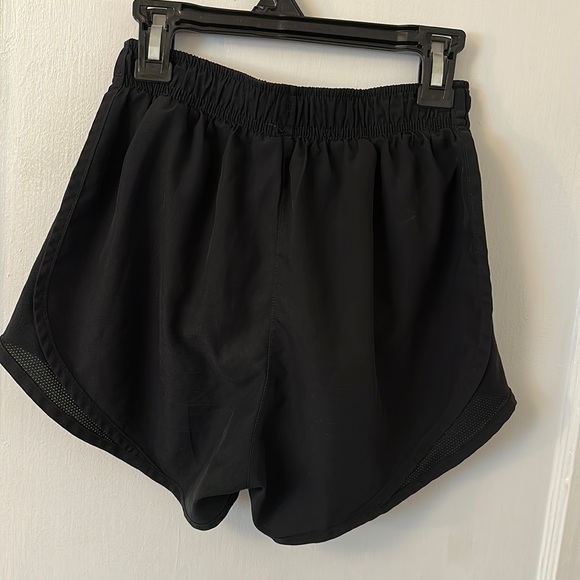 Nike Women’s tempo shorts black - Picture 2 of 4